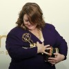 Mellssa McCarthy holds her Emmy.